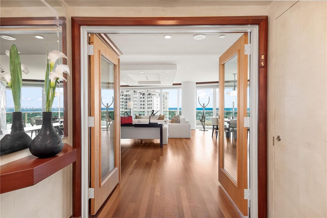 合同活跃: $1,800,000 (2 贝兹, 3 浴室, 2390 平方英尺)