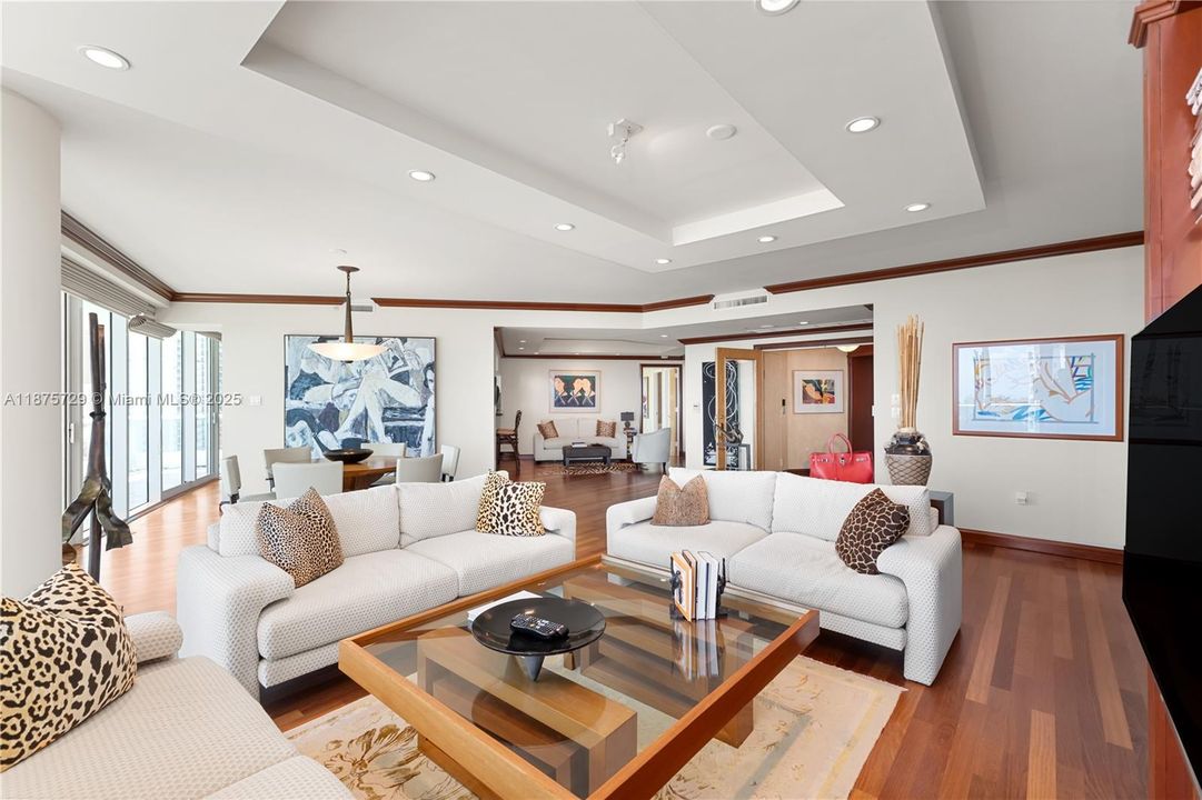 合同活跃: $1,800,000 (2 贝兹, 3 浴室, 2390 平方英尺)