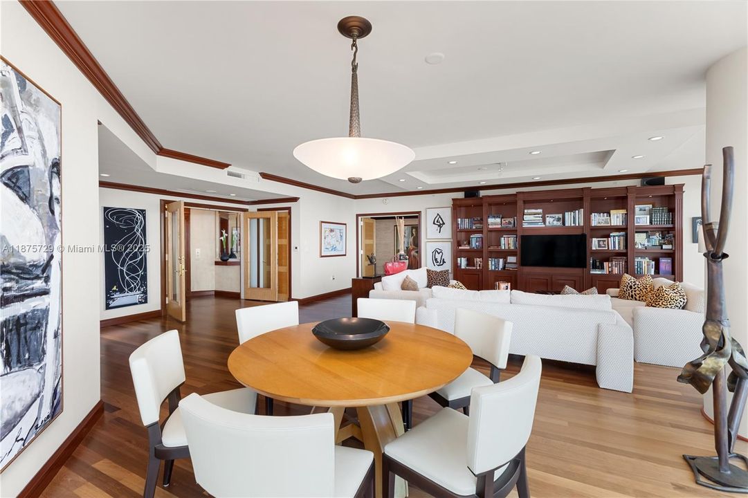 合同活跃: $1,800,000 (2 贝兹, 3 浴室, 2390 平方英尺)