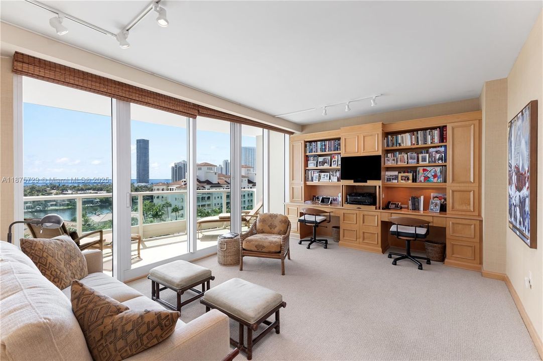 合同活跃: $1,800,000 (2 贝兹, 3 浴室, 2390 平方英尺)