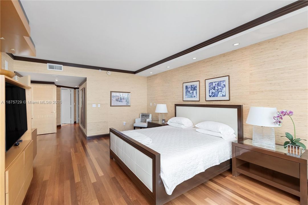 合同活跃: $1,800,000 (2 贝兹, 3 浴室, 2390 平方英尺)