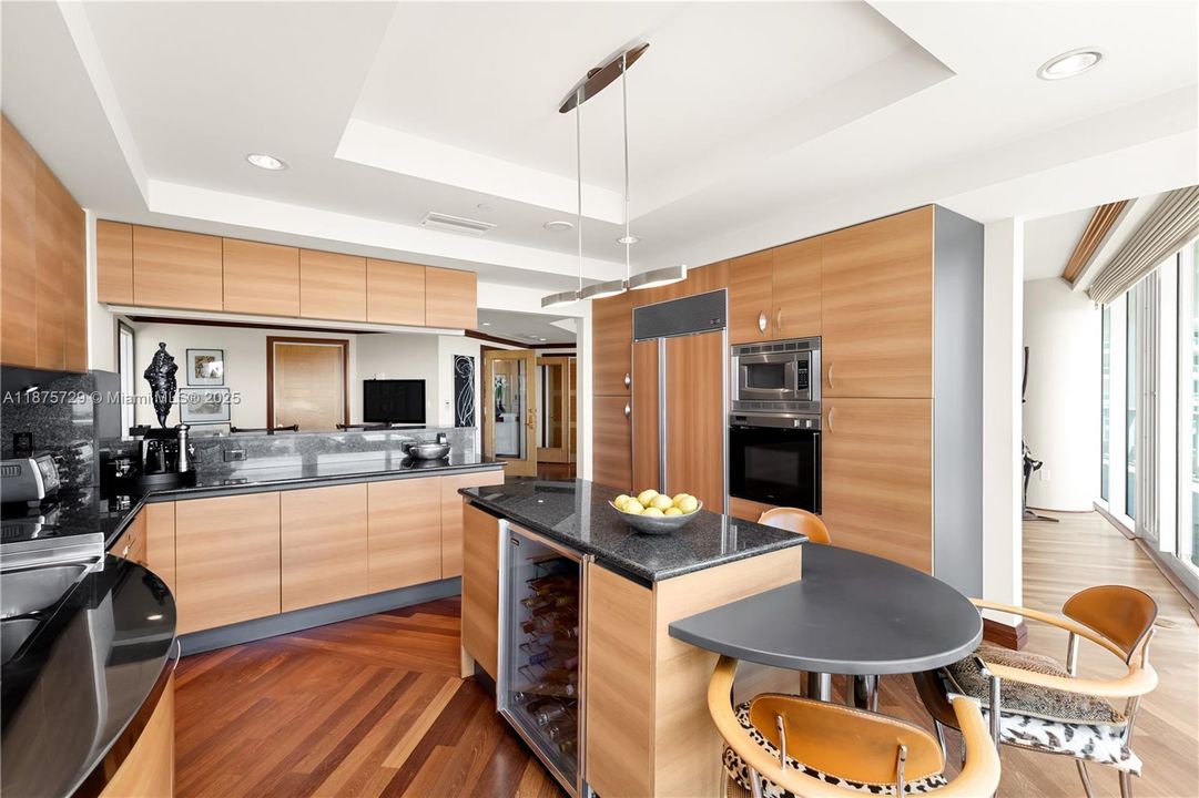 合同活跃: $1,800,000 (2 贝兹, 3 浴室, 2390 平方英尺)