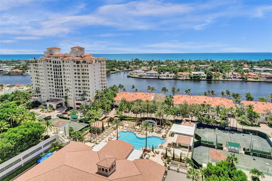 合同活跃: $1,800,000 (2 贝兹, 3 浴室, 2390 平方英尺)