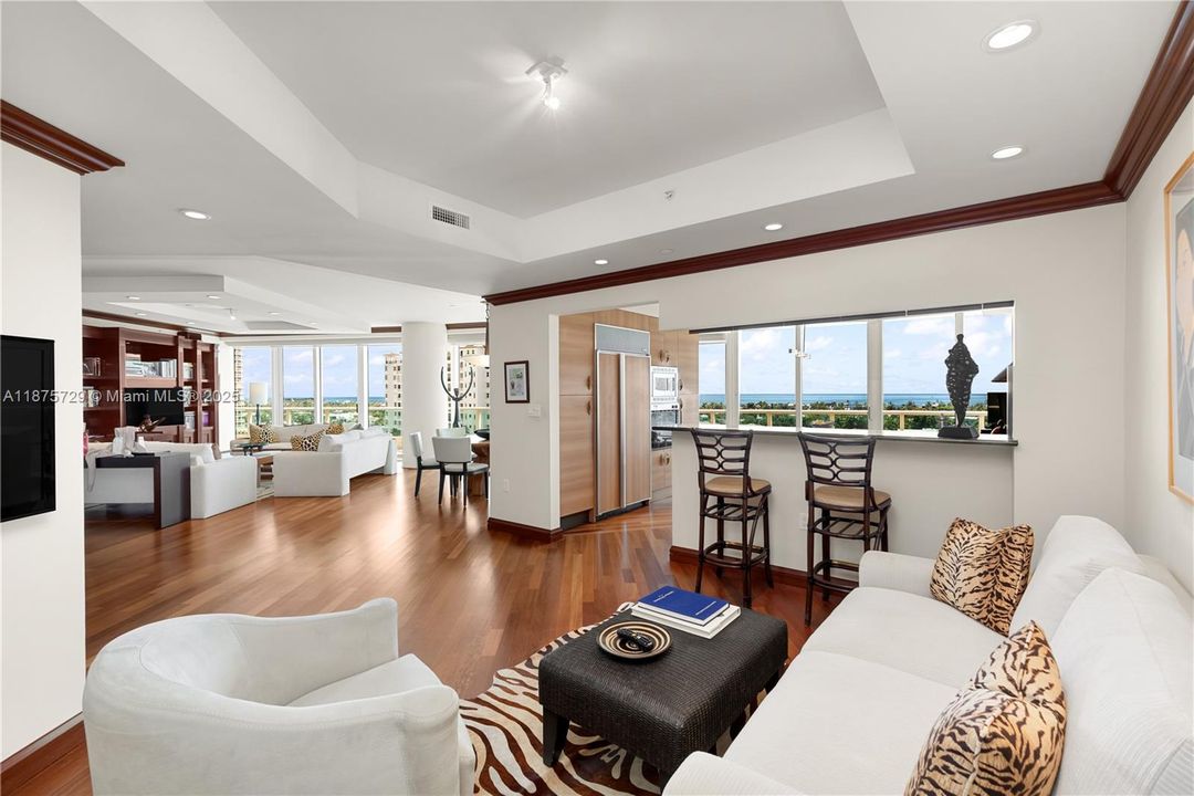 合同活跃: $1,800,000 (2 贝兹, 3 浴室, 2390 平方英尺)