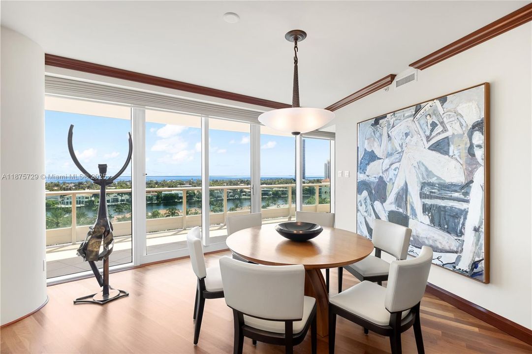 合同活跃: $1,800,000 (2 贝兹, 3 浴室, 2390 平方英尺)