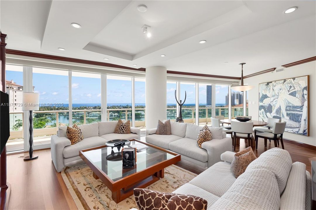 合同活跃: $1,800,000 (2 贝兹, 3 浴室, 2390 平方英尺)