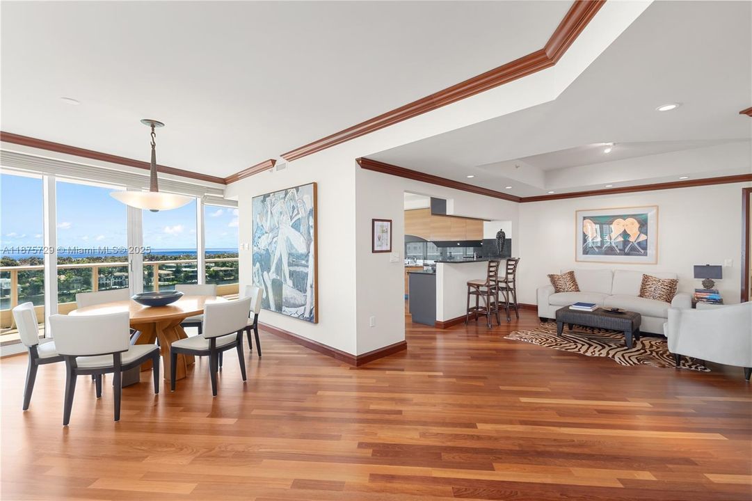 合同活跃: $1,800,000 (2 贝兹, 3 浴室, 2390 平方英尺)