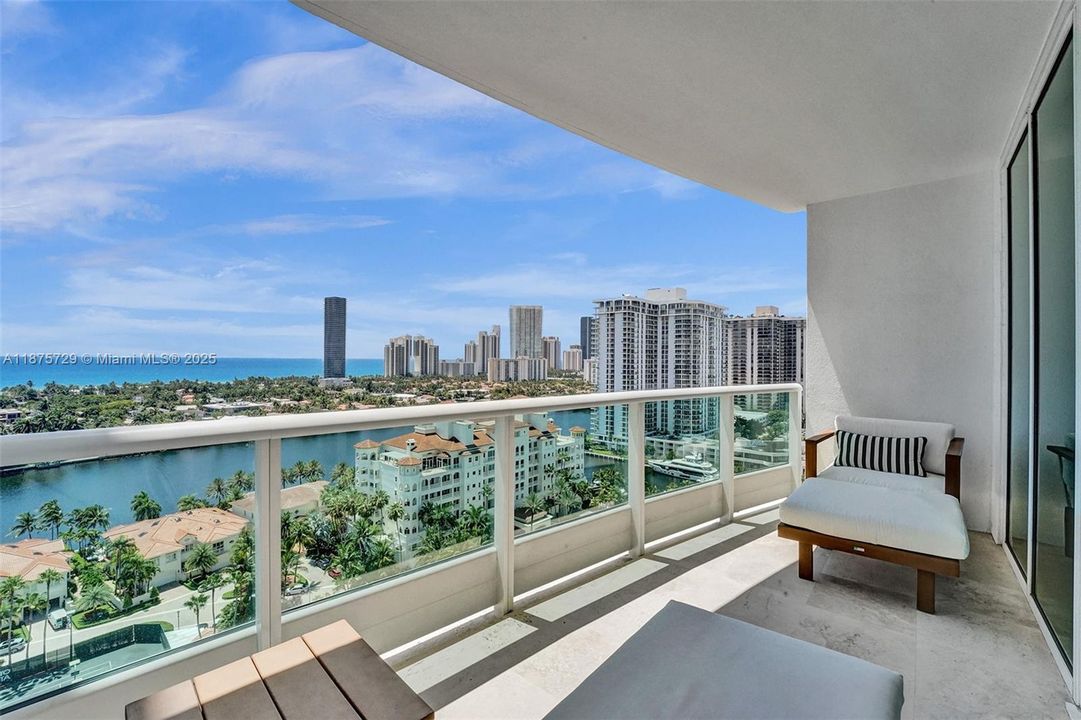 合同活跃: $1,800,000 (2 贝兹, 3 浴室, 2390 平方英尺)