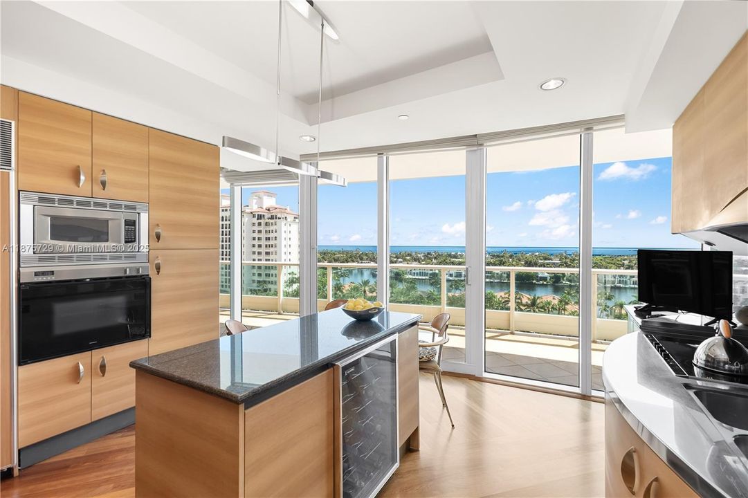 合同活跃: $1,800,000 (2 贝兹, 3 浴室, 2390 平方英尺)