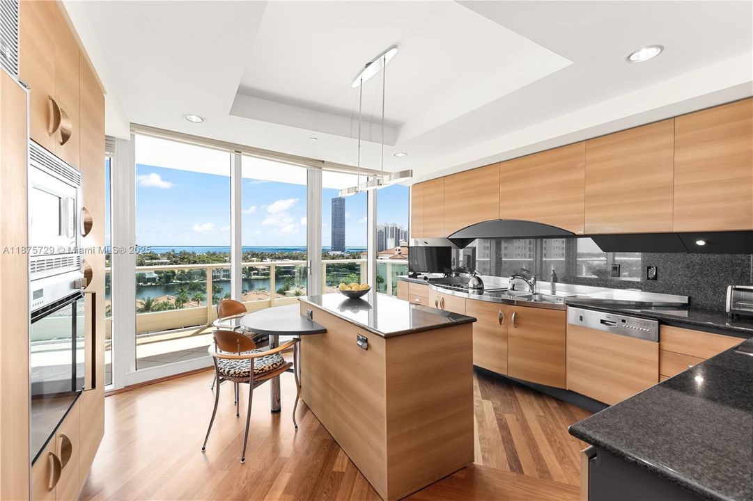 合同活跃: $1,800,000 (2 贝兹, 3 浴室, 2390 平方英尺)