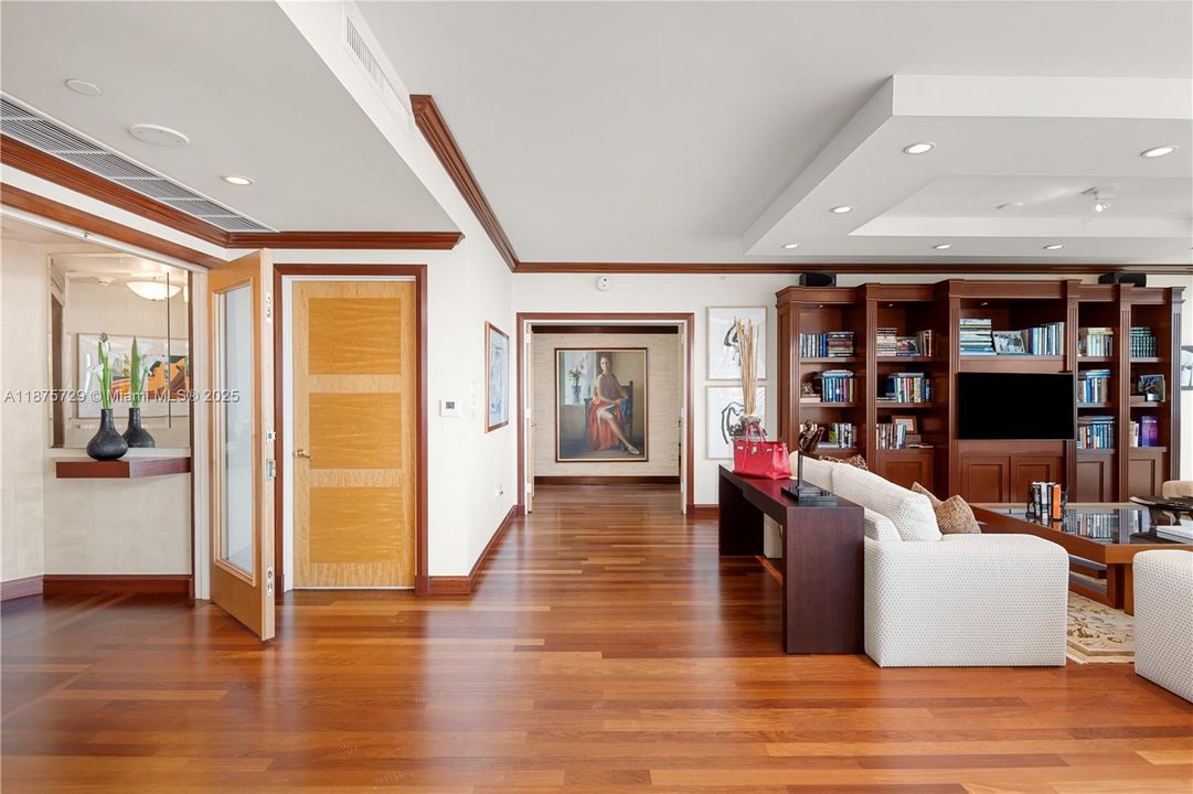 合同活跃: $1,800,000 (2 贝兹, 3 浴室, 2390 平方英尺)