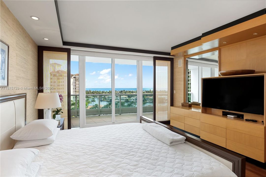 合同活跃: $1,800,000 (2 贝兹, 3 浴室, 2390 平方英尺)