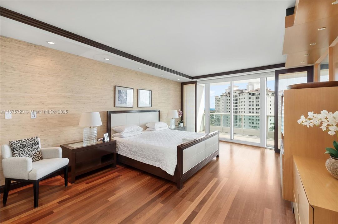 合同活跃: $1,800,000 (2 贝兹, 3 浴室, 2390 平方英尺)