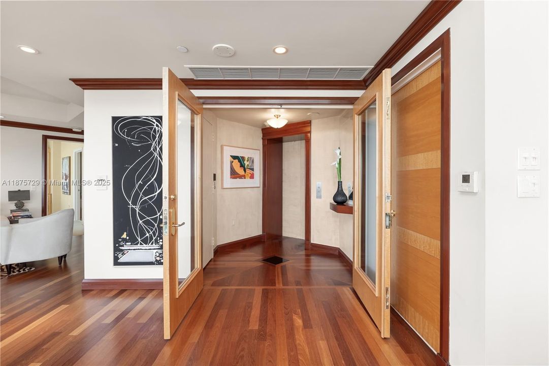 合同活跃: $1,800,000 (2 贝兹, 3 浴室, 2390 平方英尺)