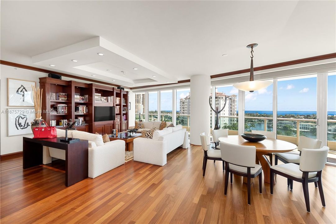 合同活跃: $1,800,000 (2 贝兹, 3 浴室, 2390 平方英尺)