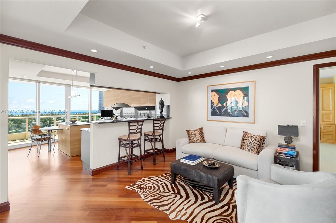 合同活跃: $1,800,000 (2 贝兹, 3 浴室, 2390 平方英尺)