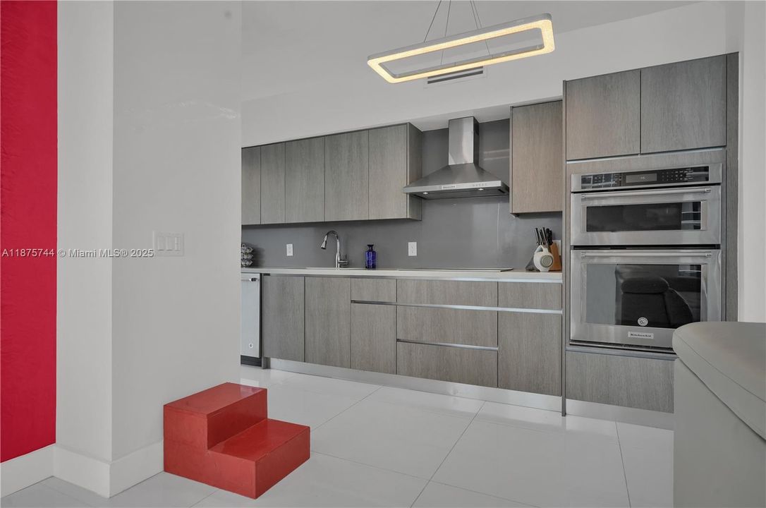 For Sale: $1,795,000 (2 beds, 2 baths, 1380 Square Feet)