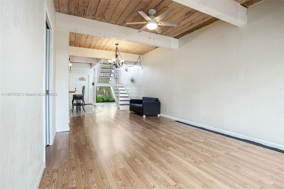 合同活跃: $314,900 (2 贝兹, 2 浴室, 1550 平方英尺)