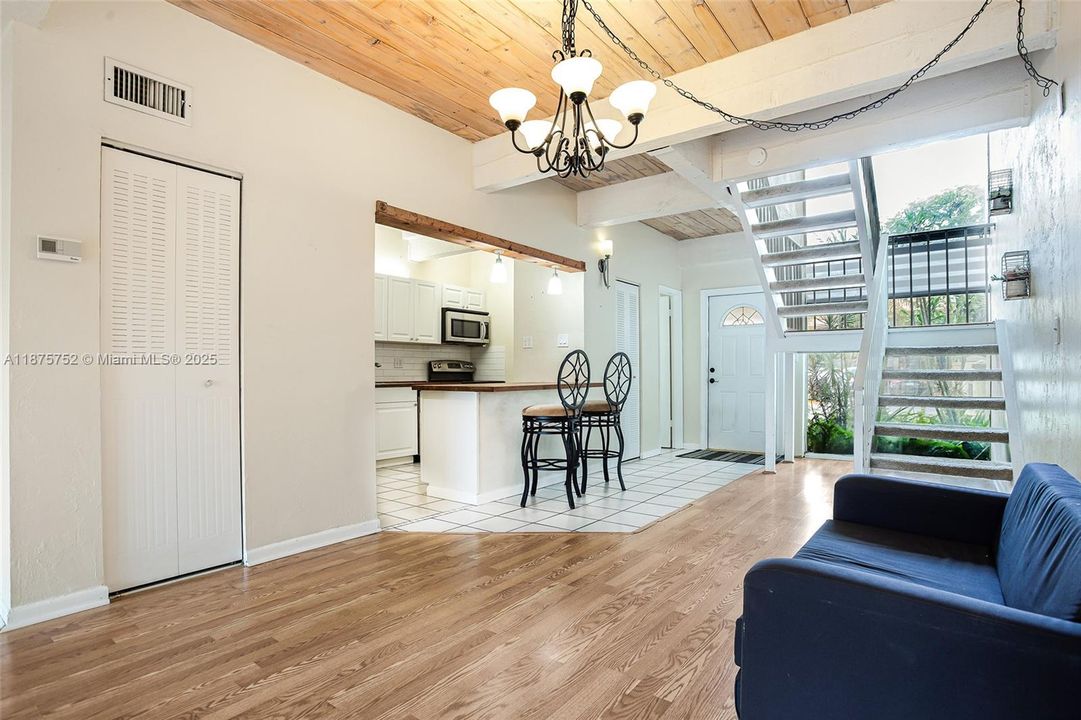 合同活跃: $314,900 (2 贝兹, 2 浴室, 1550 平方英尺)