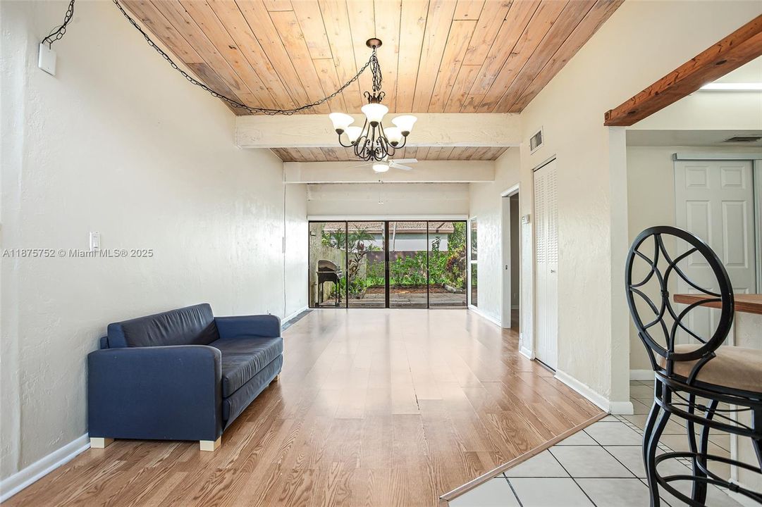 合同活跃: $314,900 (2 贝兹, 2 浴室, 1550 平方英尺)