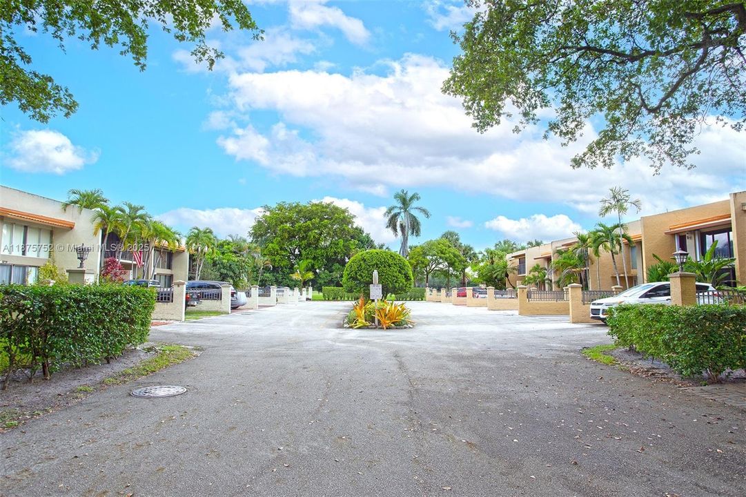 合同活跃: $314,900 (2 贝兹, 2 浴室, 1550 平方英尺)