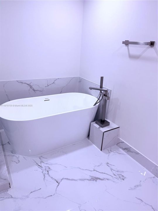 For Sale: $530,000 (2 beds, 2 baths, 1084 Square Feet)