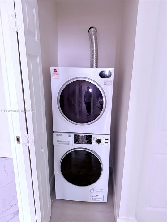 For Sale: $530,000 (2 beds, 2 baths, 1084 Square Feet)