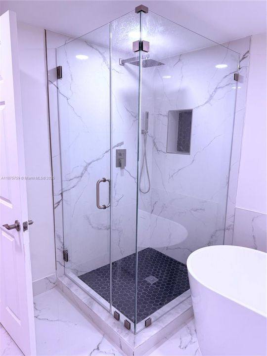 For Sale: $530,000 (2 beds, 2 baths, 1084 Square Feet)