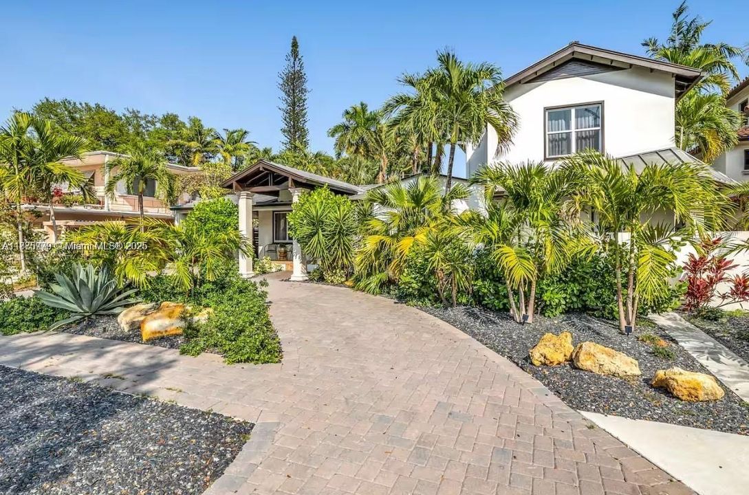 En Renta: $14,000 (4 camas, 2 baños, 3570 Pies cuadrados)