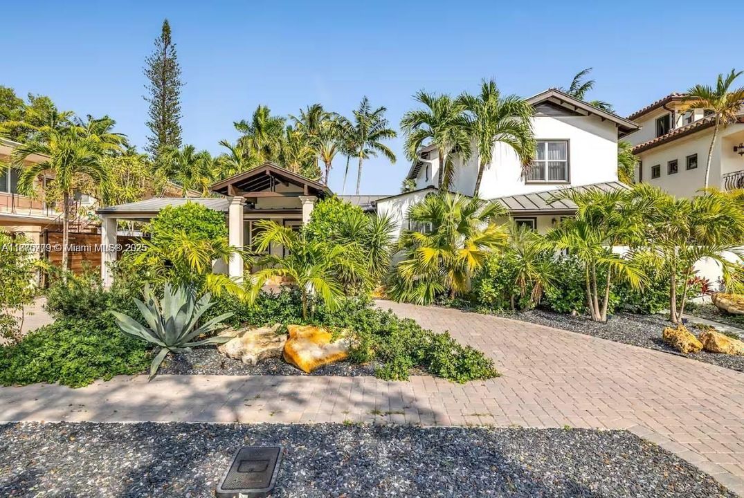 En Renta: $14,000 (4 camas, 2 baños, 3570 Pies cuadrados)