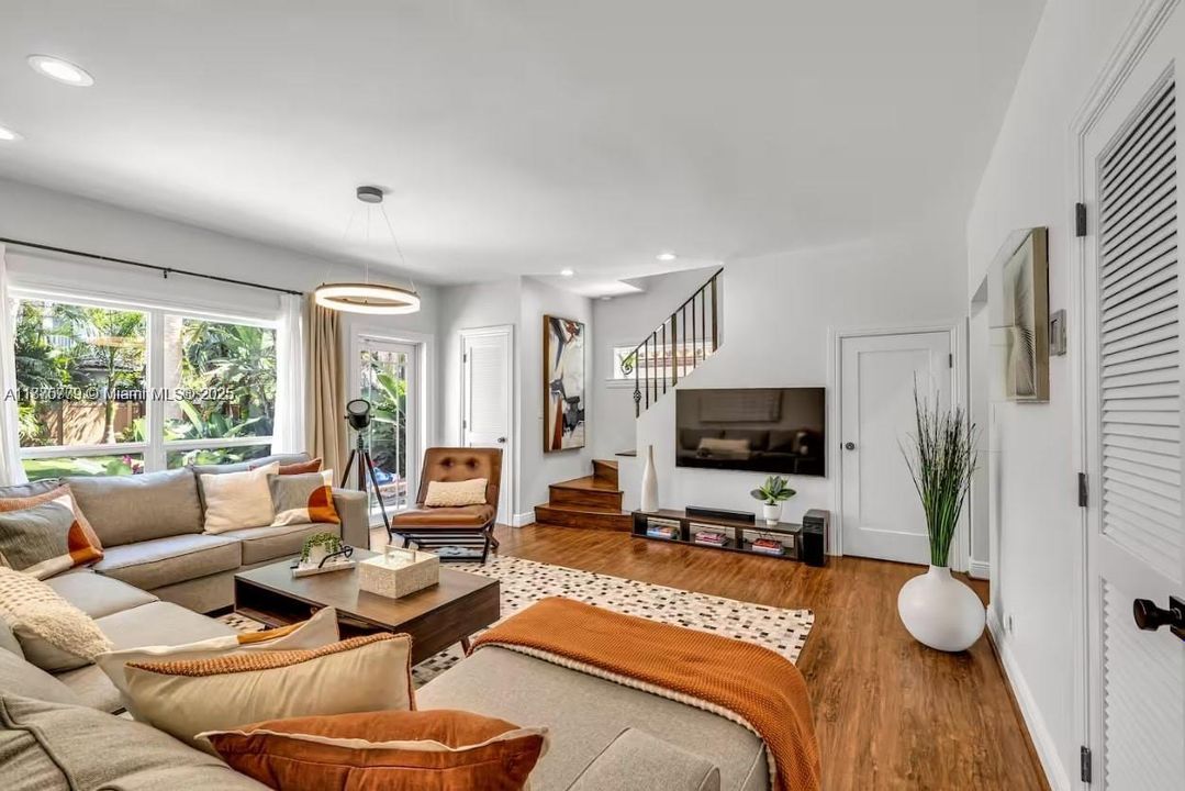 En Renta: $14,000 (4 camas, 2 baños, 3570 Pies cuadrados)