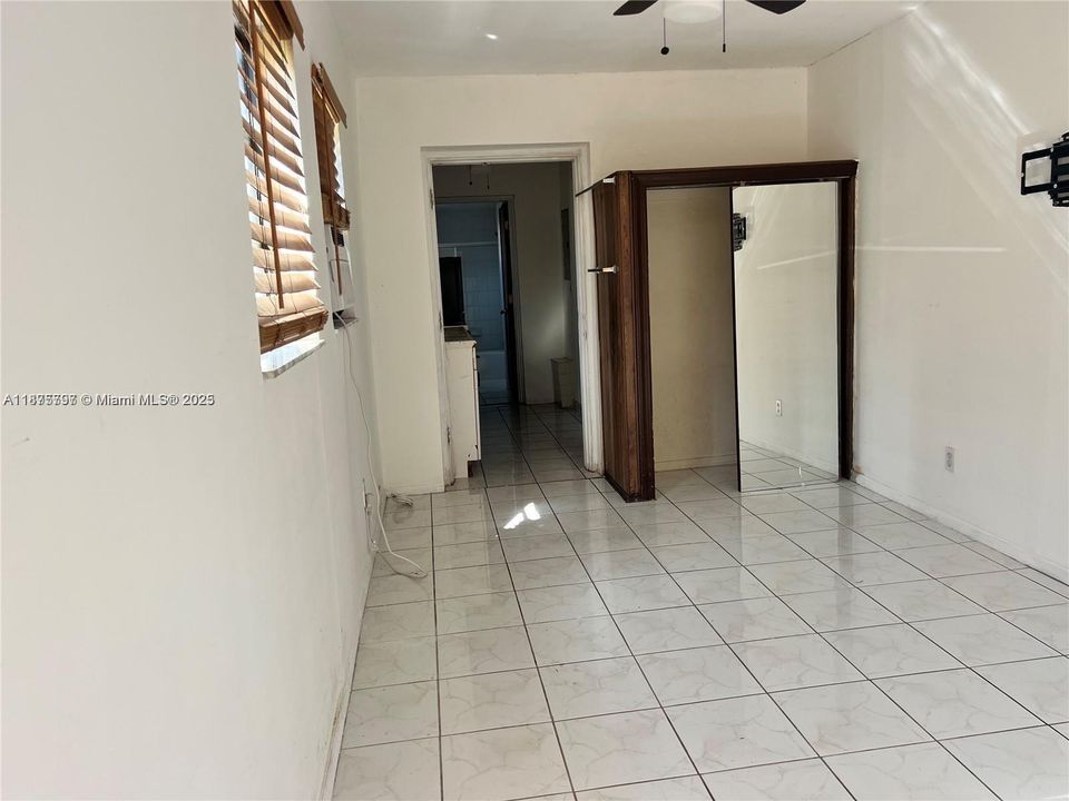 В аренду: $1,250 (0 спален, 1 ванн, 350 Квадратных фут)