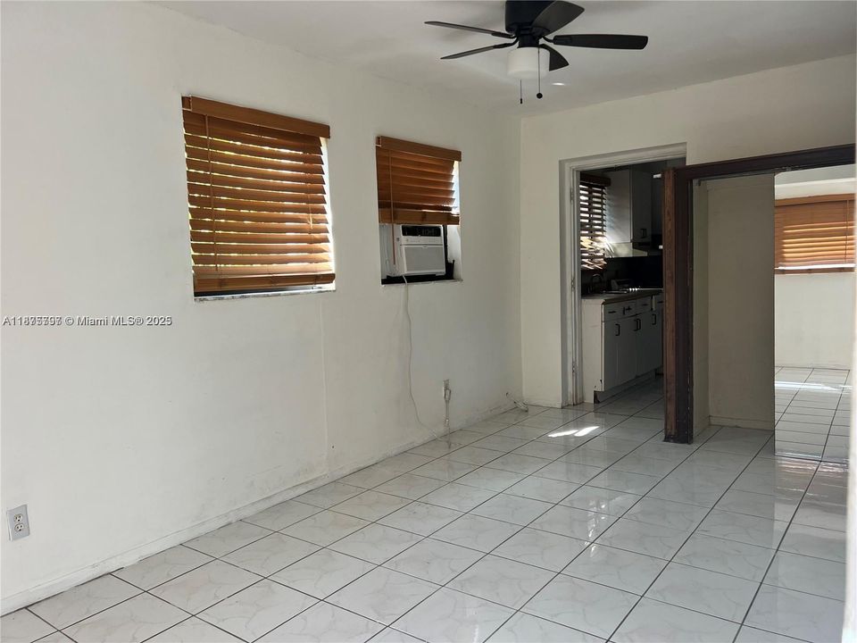 В аренду: $1,250 (0 спален, 1 ванн, 350 Квадратных фут)