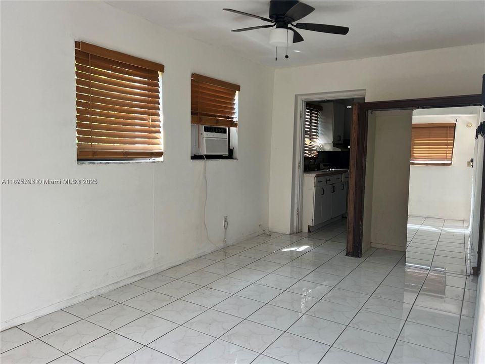 В аренду: $1,250 (0 спален, 1 ванн, 350 Квадратных фут)