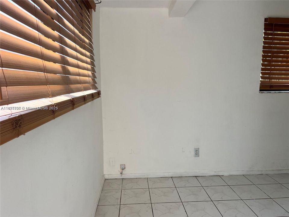 В аренду: $1,250 (0 спален, 1 ванн, 350 Квадратных фут)