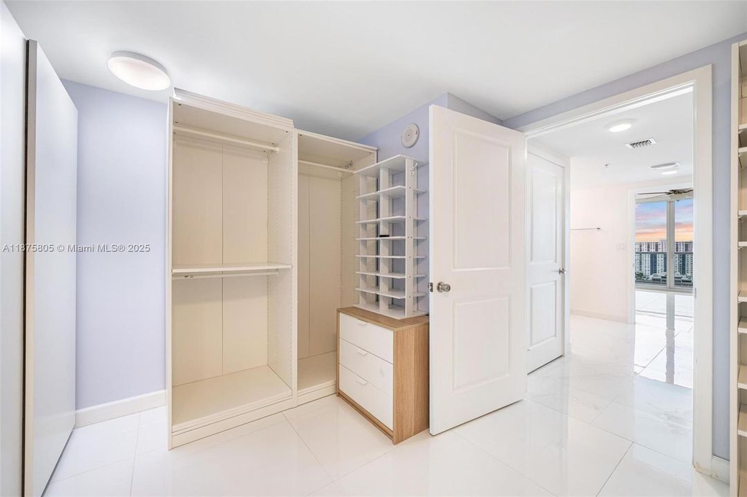 Master Walking Closet