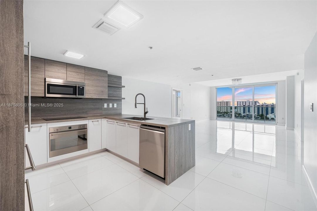 For Sale: $1,129,000 (3 beds, 3 baths, 1553 Square Feet)