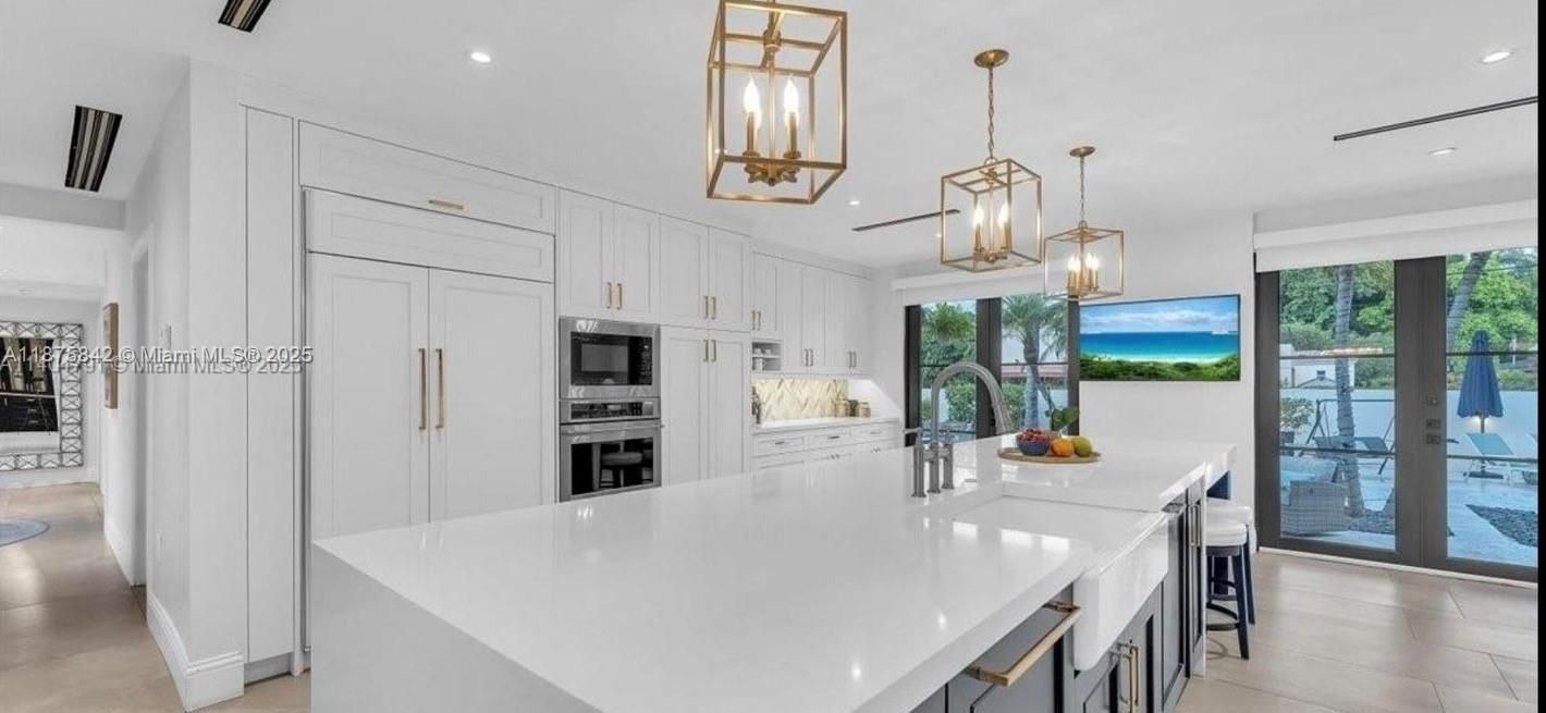 合同活跃: $2,800,000 (5 贝兹, 4 浴室, 5715 平方英尺)