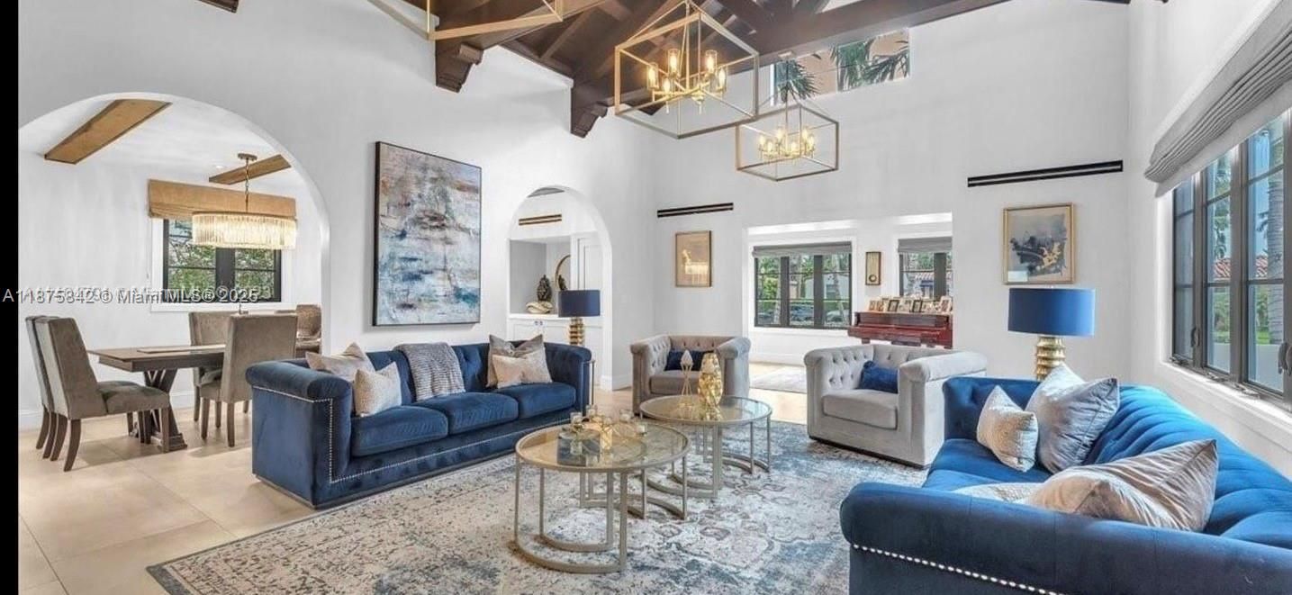 合同活跃: $2,800,000 (5 贝兹, 4 浴室, 5715 平方英尺)