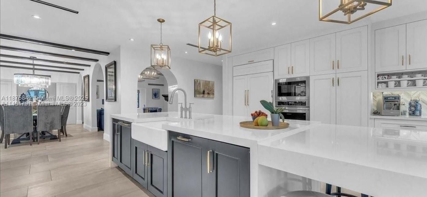 合同活跃: $2,800,000 (5 贝兹, 4 浴室, 5715 平方英尺)