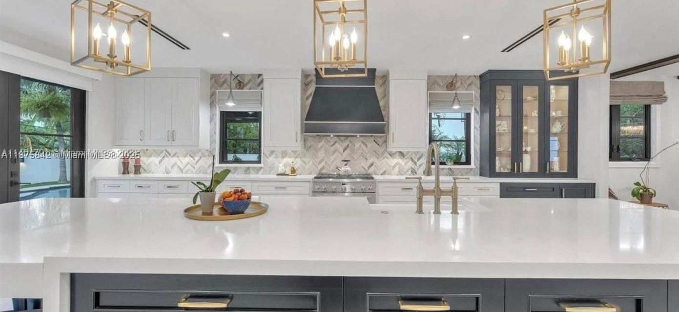 合同活跃: $2,800,000 (5 贝兹, 4 浴室, 5715 平方英尺)