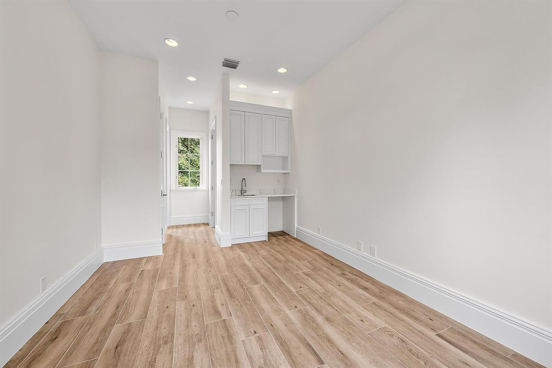 Guest Apartment (over garage)