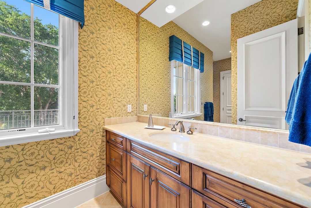 Guest bathroom 2