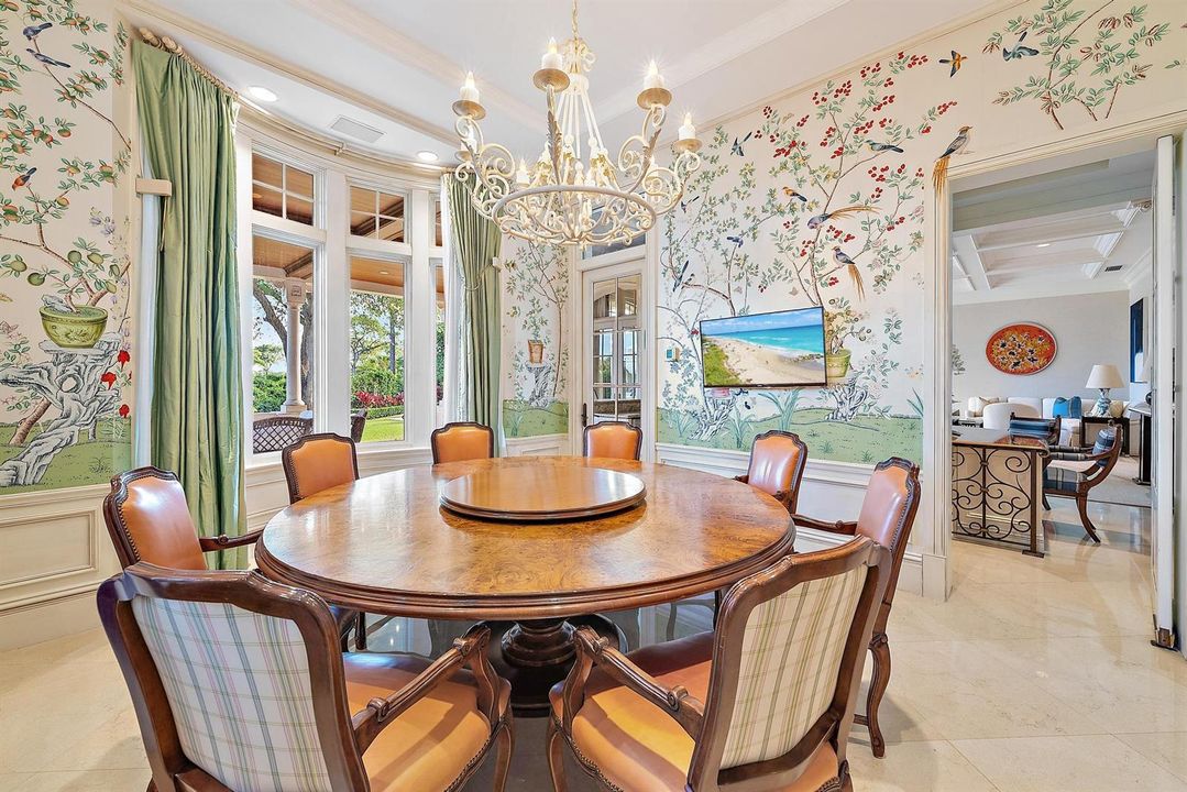 Casual dining room off kitchen