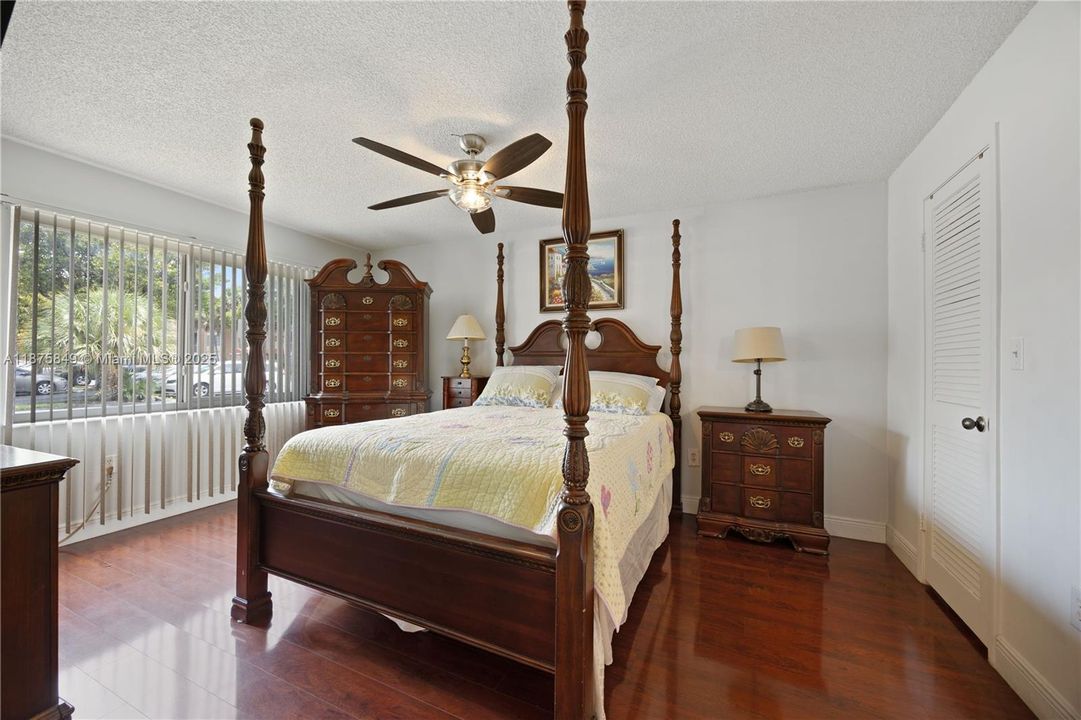 待售: $71,900 (1 贝兹, 1 浴室, 870 平方英尺)