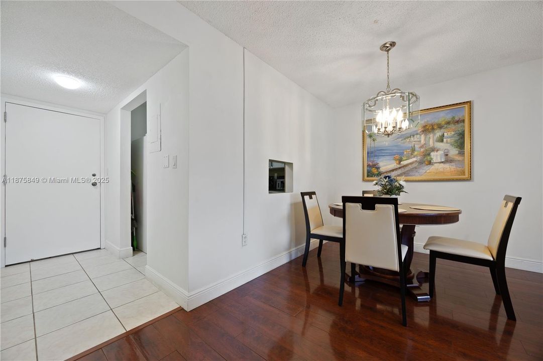 待售: $71,900 (1 贝兹, 1 浴室, 870 平方英尺)