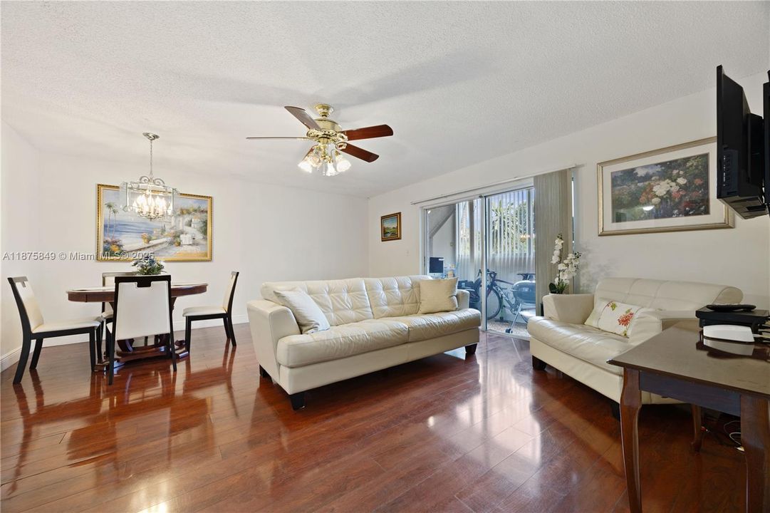 待售: $71,900 (1 贝兹, 1 浴室, 870 平方英尺)