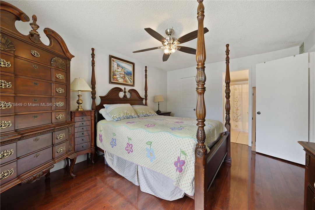 待售: $71,900 (1 贝兹, 1 浴室, 870 平方英尺)