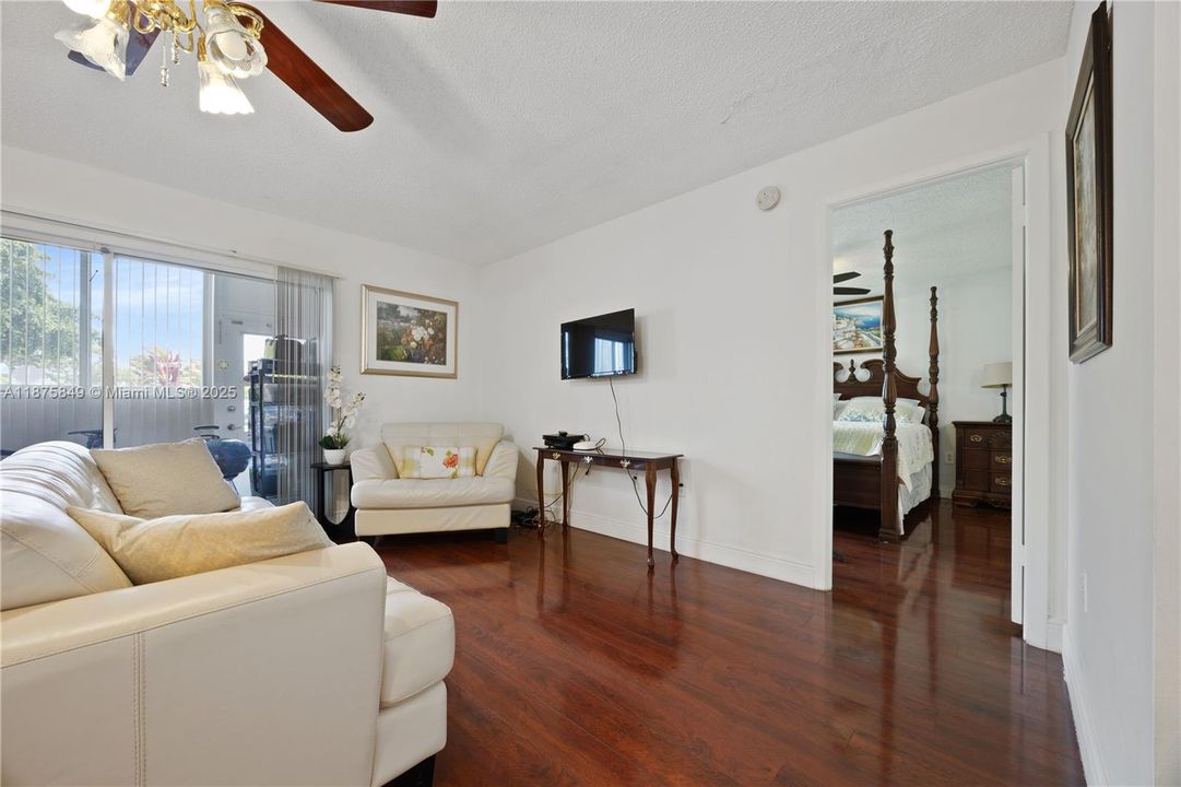 待售: $71,900 (1 贝兹, 1 浴室, 870 平方英尺)