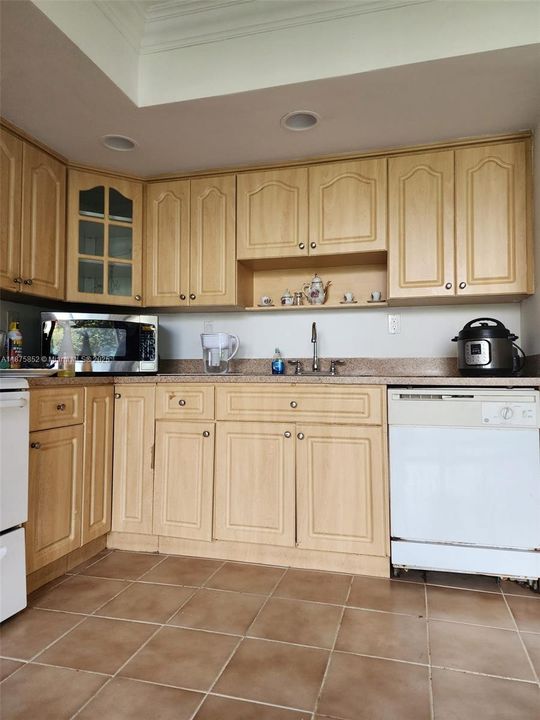 合同活跃: $265,000 (3 贝兹, 2 浴室, 1040 平方英尺)